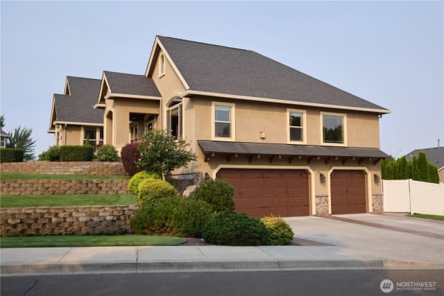 Property photo for 404 Coyote Ridge Dr, Walla Walla photo 3