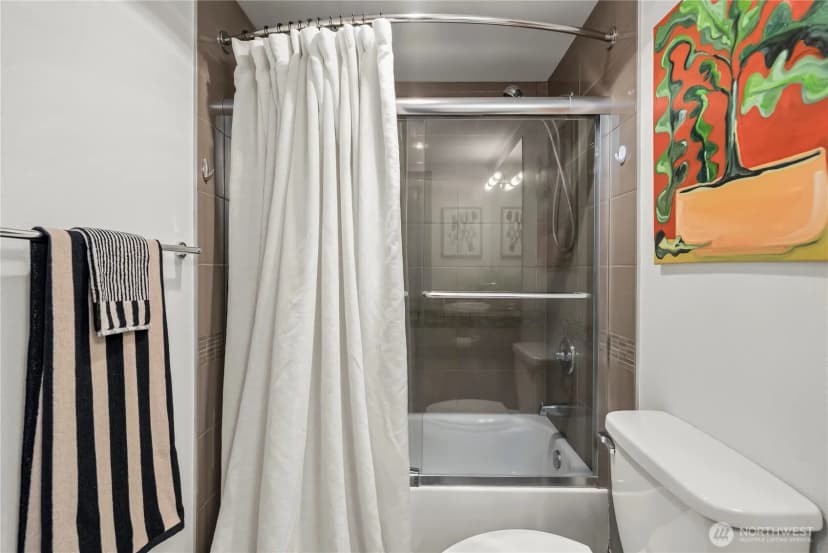 Property photo for 4547 8th Avenue Ne #504, Seattle photo 23