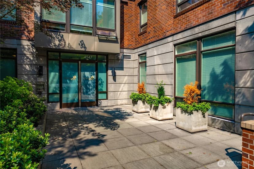 Property photo for 4547 8th Avenue Ne #504, Seattle photo 9