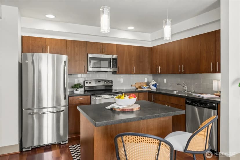 Property photo for 4547 8th Avenue Ne #504, Seattle photo 16