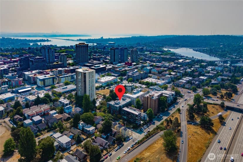 Property photo for 4547 8th Avenue Ne #504, Seattle photo 27