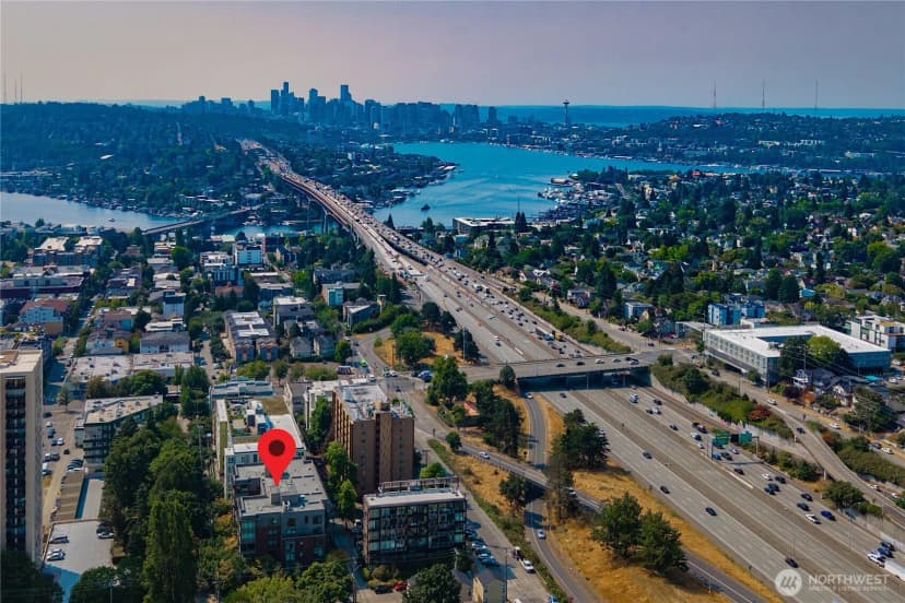 Property photo for 4547 8th Avenue Ne #504, Seattle photo 28