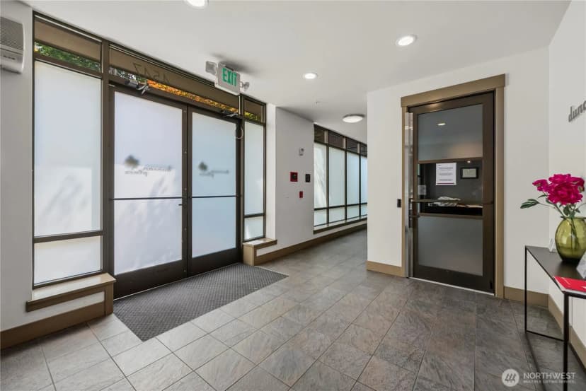 Property photo for 4547 8th Avenue Ne #504, Seattle photo 26