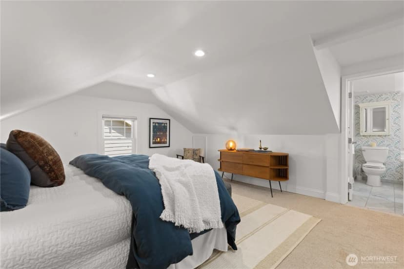 Property photo for 2568 28th Avenue W, Seattle photo 16