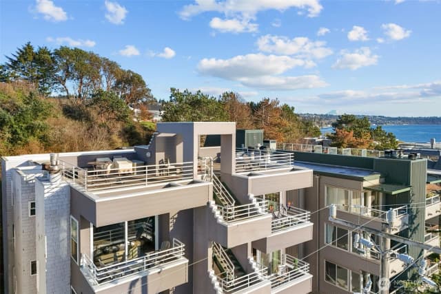 Property photo for 3200 Alki Avenue Sw #301, Seattle photo 2