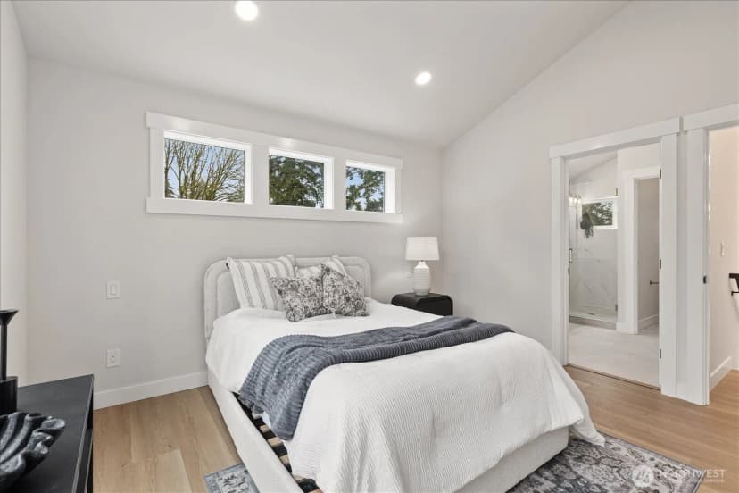 Property photo for 14308 B Roslyn Place N, Seattle photo 4