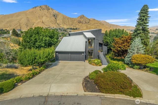 Property photo for 916 Skyline Place, Wenatchee photo 2