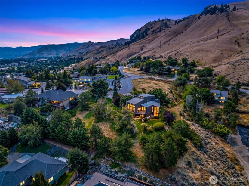 Property photo for 916 Skyline Place, Wenatchee photo 3