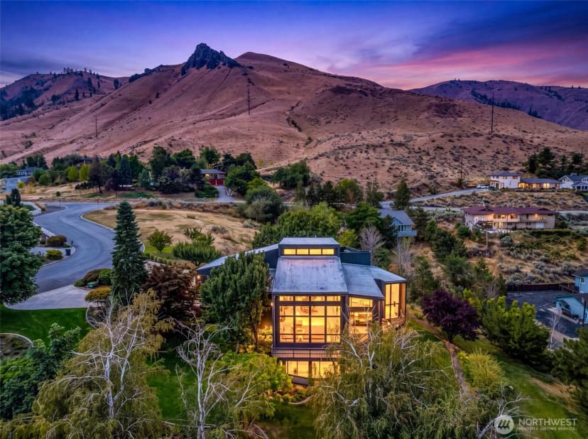 Property photo for 916 Skyline Place, Wenatchee