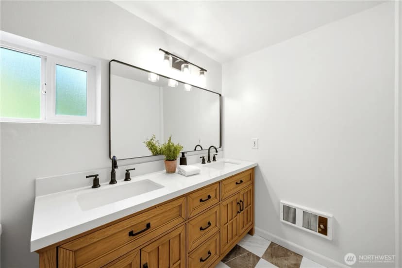 Property photo for 11526 3rd Avenue Ne, Seattle photo 24