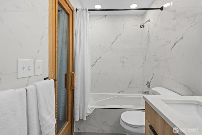 Property photo for 11637 100th Avenue Ne #2c, Kirkland photo 18