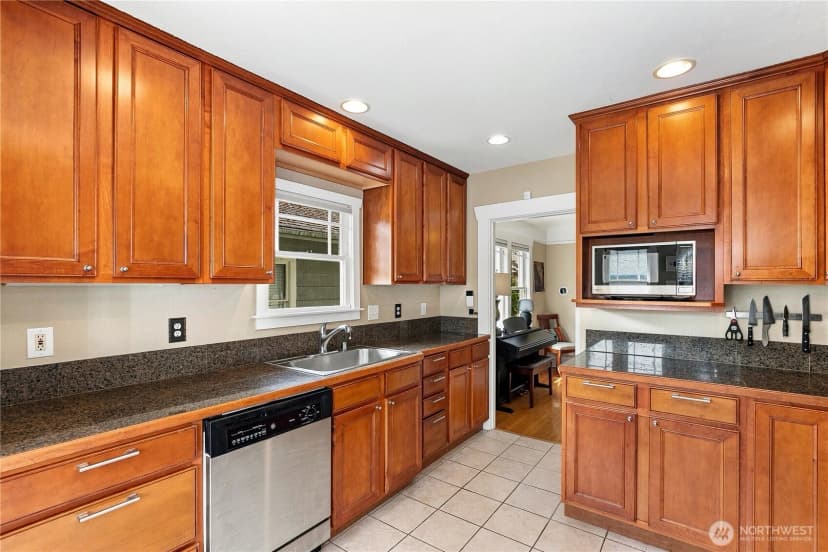 Property photo for 1107 N Anderson Street, Tacoma photo 9