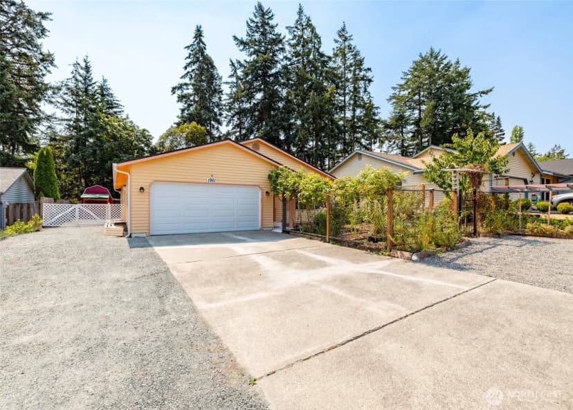 Property photo for 1961 Ne 9th Avenue, Oak Harbor photo 2