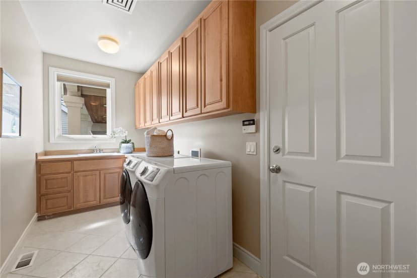 Property photo for 818 Windsor Drive Se, Sammamish photo 19