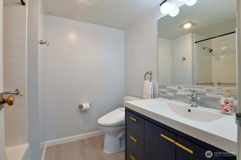 Property photo for 4540 8th Avenue Ne #1605, Seattle photo 17