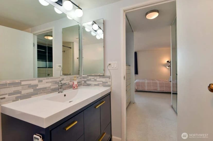 Property photo for 4540 8th Avenue Ne #1605, Seattle photo 15