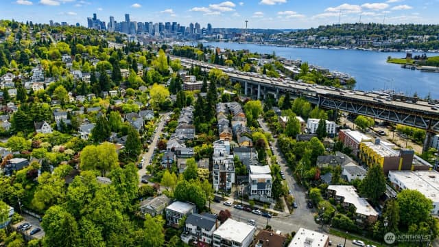 Property photo for 3261 Fuhrman Avenue E, Seattle photo 4