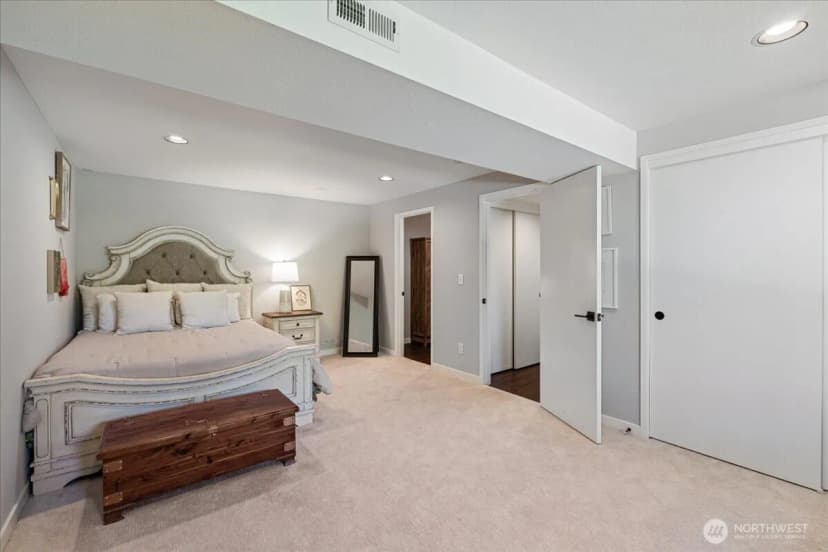 Property photo for 25007 Se Mirrormont Way, Issaquah photo 25