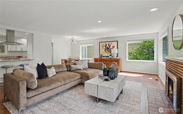 Property photo for 7333 46th Avenue Ne, Seattle photo 2