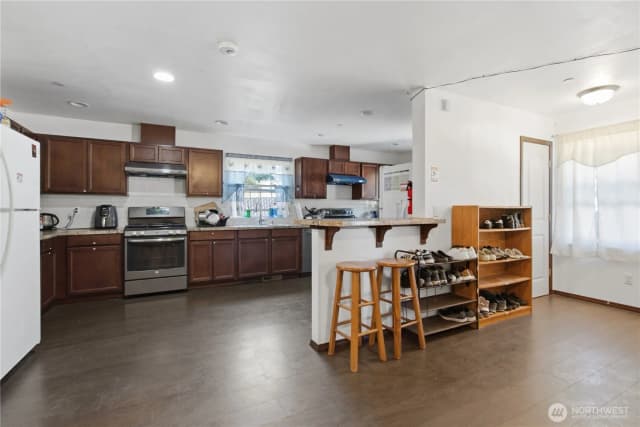 Property photo for 16068 Greenwood Avenue N, Shoreline photo 5