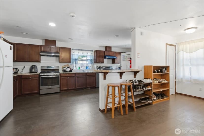 Property photo for 16068 Greenwood Avenue N, Shoreline photo 5