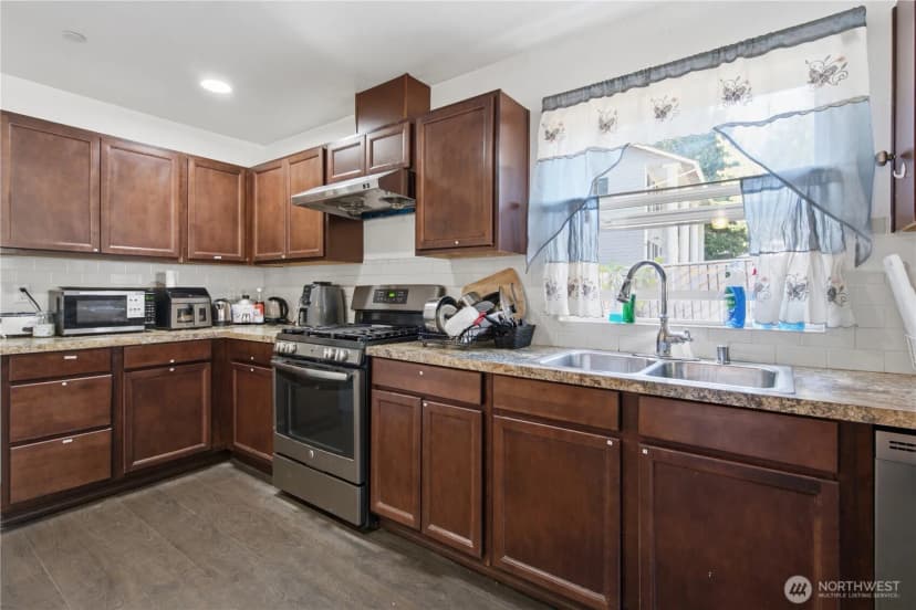 Property photo for 16068 Greenwood Avenue N, Shoreline photo 7