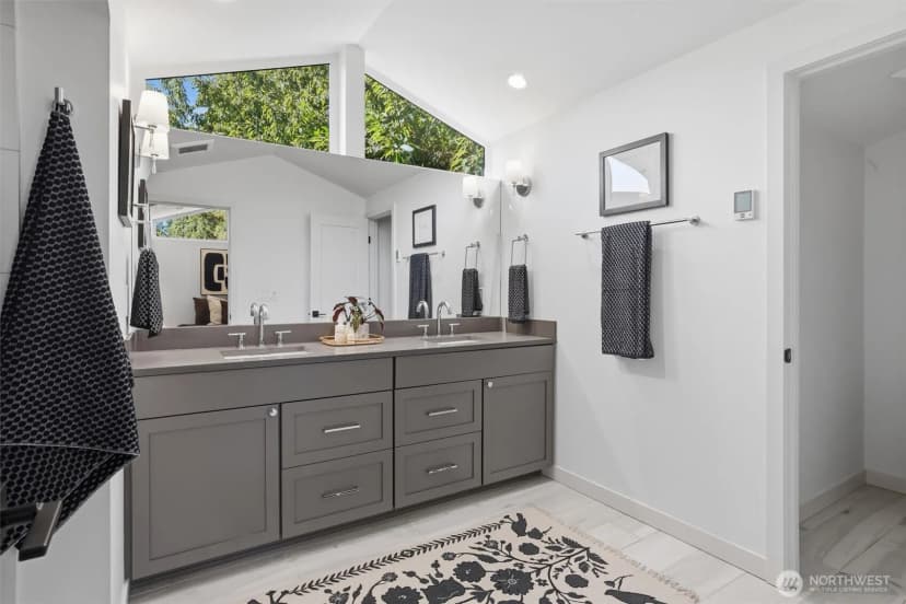 Property photo for 2415 Ne 77 Street, Seattle photo 12