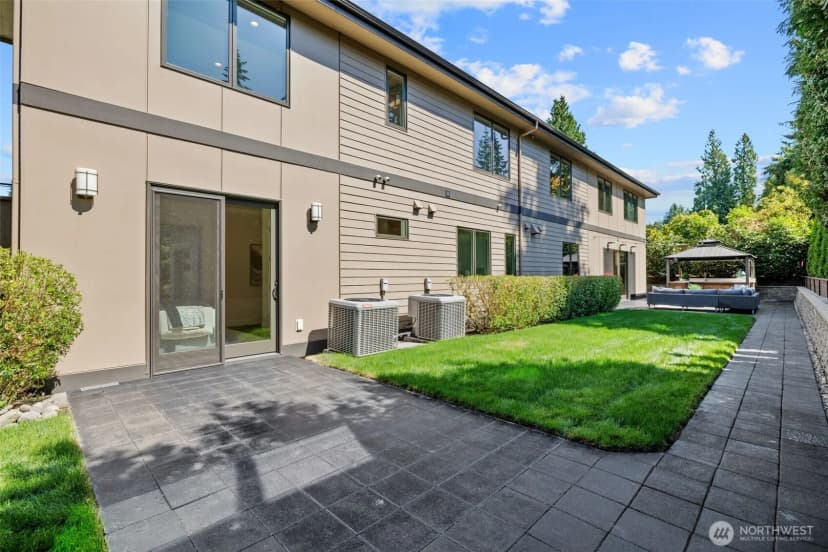 Property photo for 10425 Ne 15th Street, Bellevue photo 34