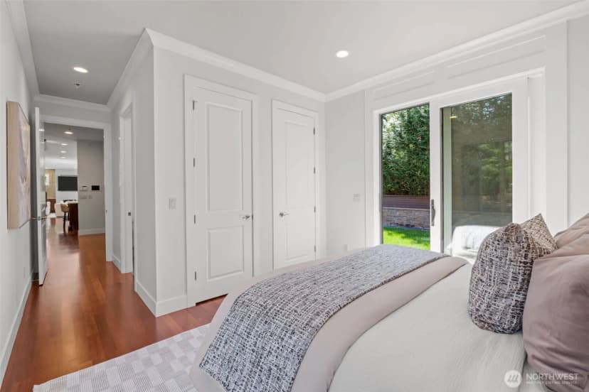 Property photo for 10425 Ne 15th Street, Bellevue photo 21