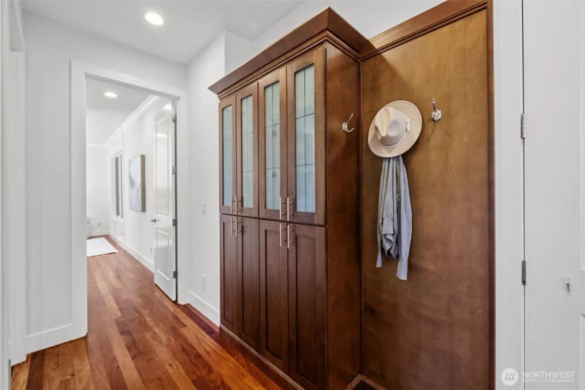 Property photo for 10425 Ne 15th Street, Bellevue photo 18