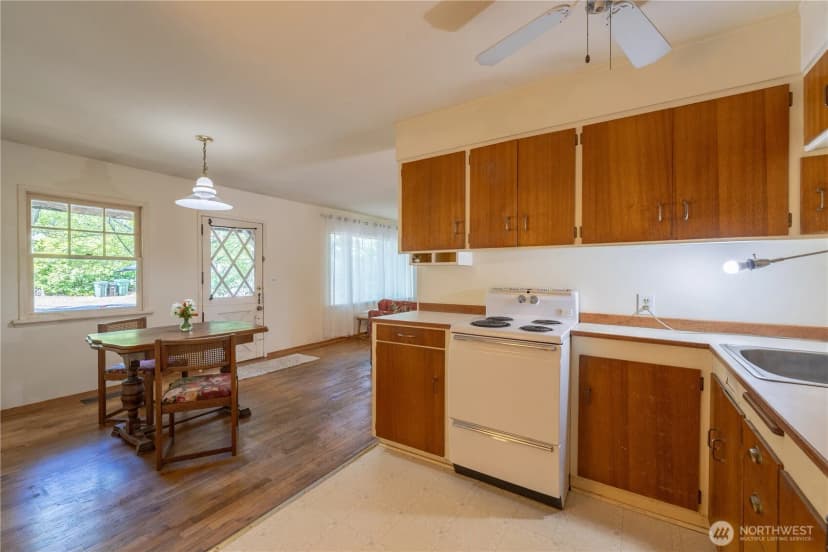 Property photo for 13814 26th Avenue Ne, Seattle photo 9