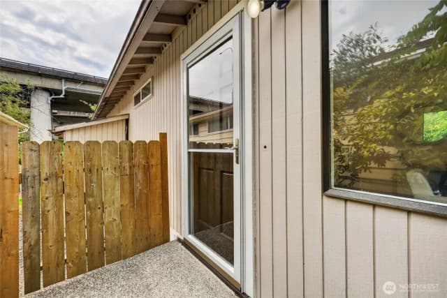 Property photo for 4042 5th Avenue Ne, Seattle photo 4