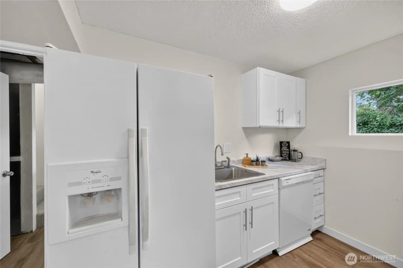 Property photo for 4042 5th Avenue Ne, Seattle photo 25