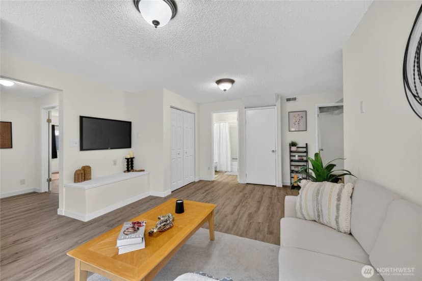 Property photo for 4042 5th Avenue Ne, Seattle photo 23