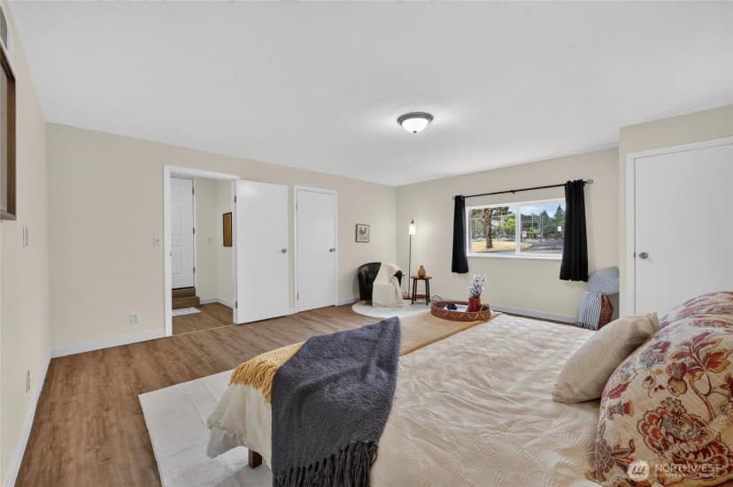 Property photo for 4042 5th Avenue Ne, Seattle photo 28