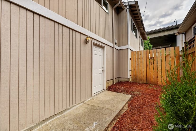 Property photo for 4042 5th Avenue Ne, Seattle photo 19