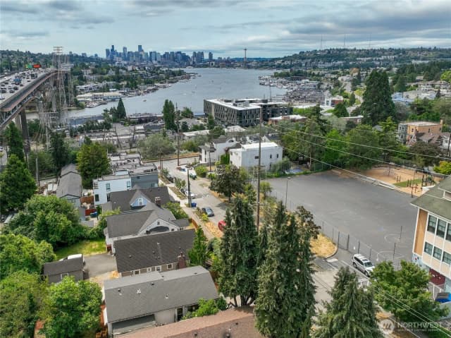 Property photo for 4042 5th Avenue Ne, Seattle photo 2
