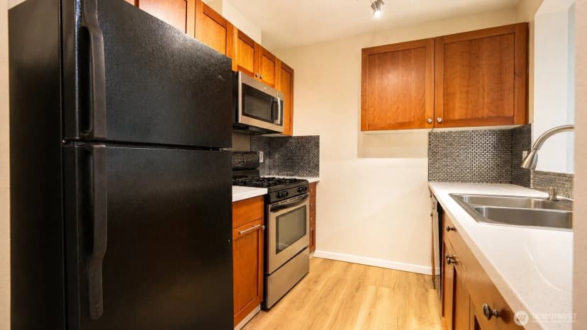 Property photo for 13367 Ambaum Boulevard Sw, Burien photo 11