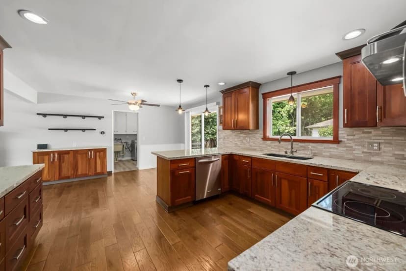 Property photo for 10419 16th Street E, Edgewood photo 9