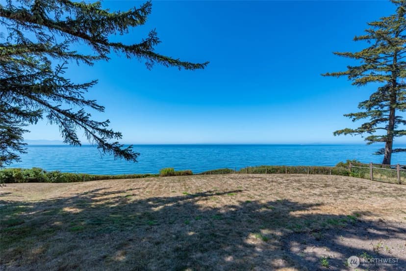 Property photo for 1399 W Beach Road, Oak Harbor photo 4