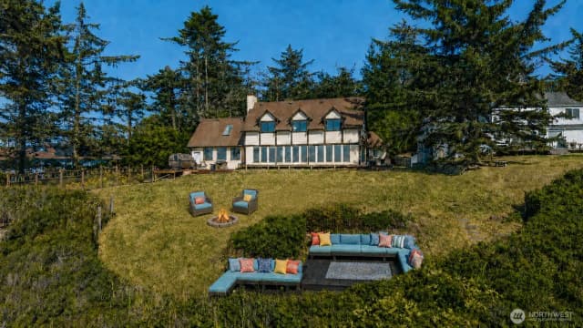 Property photo for 1399 W Beach Road, Oak Harbor photo 2