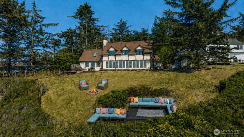 Property photo for 1399 W Beach Road, Oak Harbor photo 2