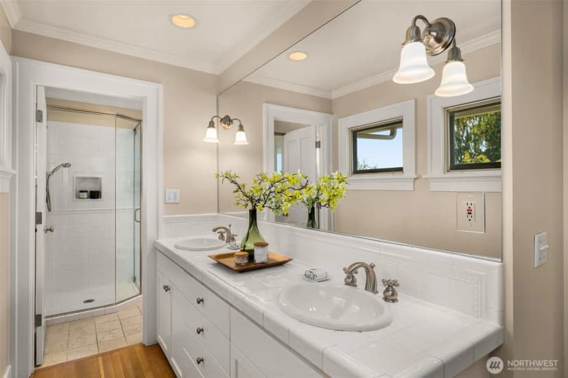 Property photo for 4549 Thackeray Place Ne, Seattle photo 23