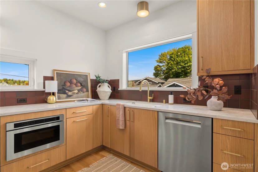 Property photo for 2903 3rd Avenue N, Seattle photo 8