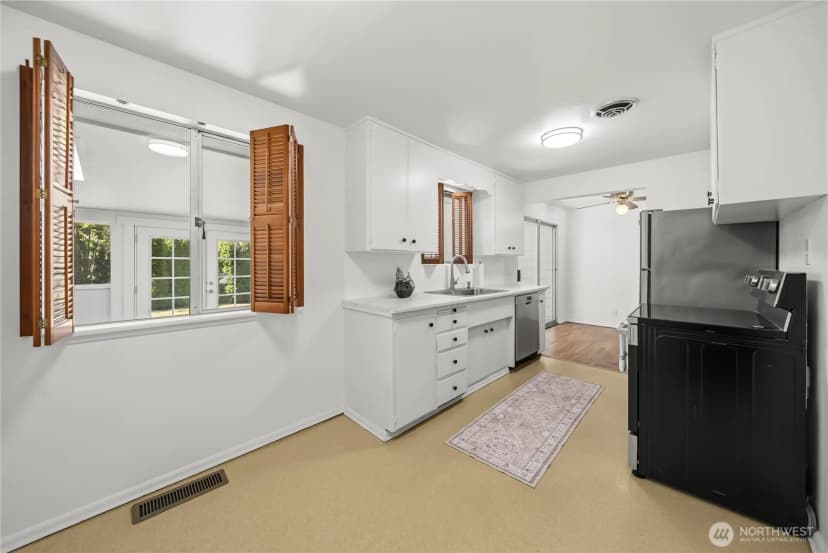 Property photo for 16821 19th Avenue Sw, Normandy Park photo 11