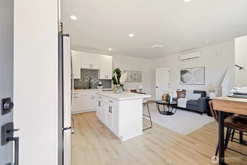 Property photo for 1702 Rainier Avenue #b, Everett photo 2