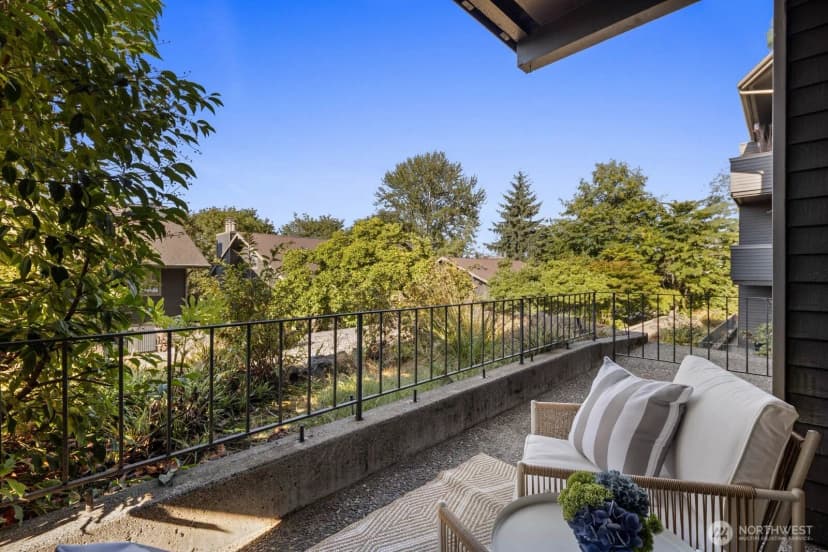 Property photo for 2616 4th Avenue N #402, Seattle photo 16