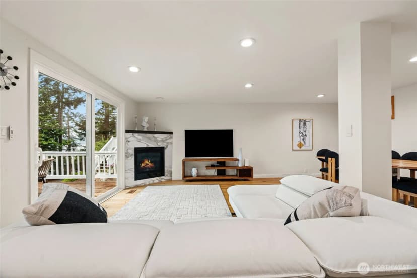 Property photo for 13142 Holmes Point Drive Ne, Kirkland photo 9