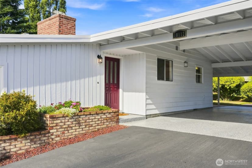Property photo for 18112 60th Avenue Ne, Kenmore photo 3