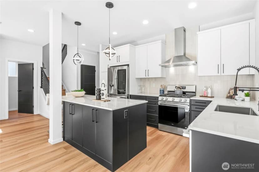 Property photo for 10702 Linden Avenue N, Seattle photo 16